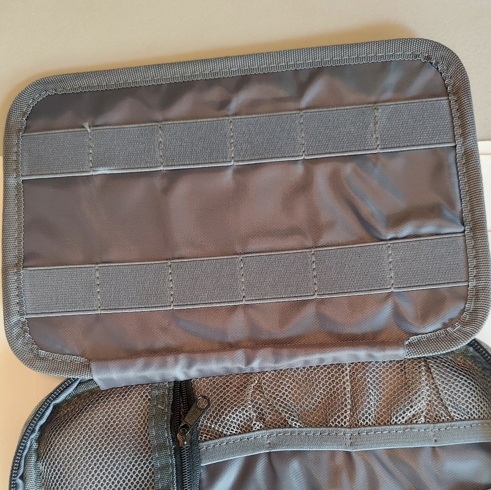 NWOT flash drive and portable electronic accessories organizer case by Lacdo - Picture 9 of 14
